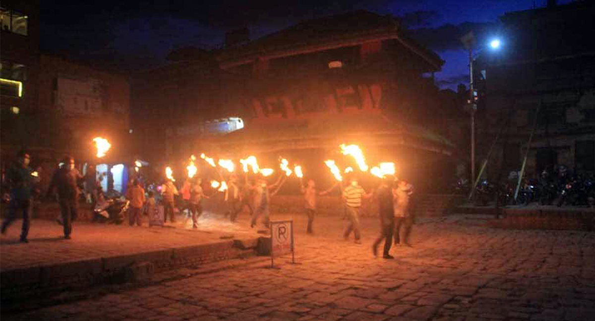 छापामार शैलीमा मसाल-जुलुस !